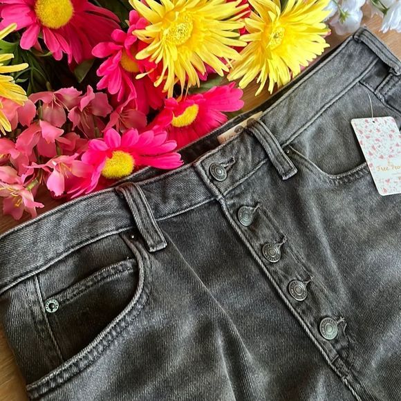 FREE PEOPLE - Romeo Rolled Cut Off Denim Shorts Black Mambo Size 30 - Picture 14 of 14